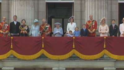 La familia real acompaña a Isabel II en el saludo desde el balcón de palacio de Buckingham