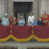 La familia real acompaña a Isabel II en el saludo desde el balcón de palacio de Buckingham