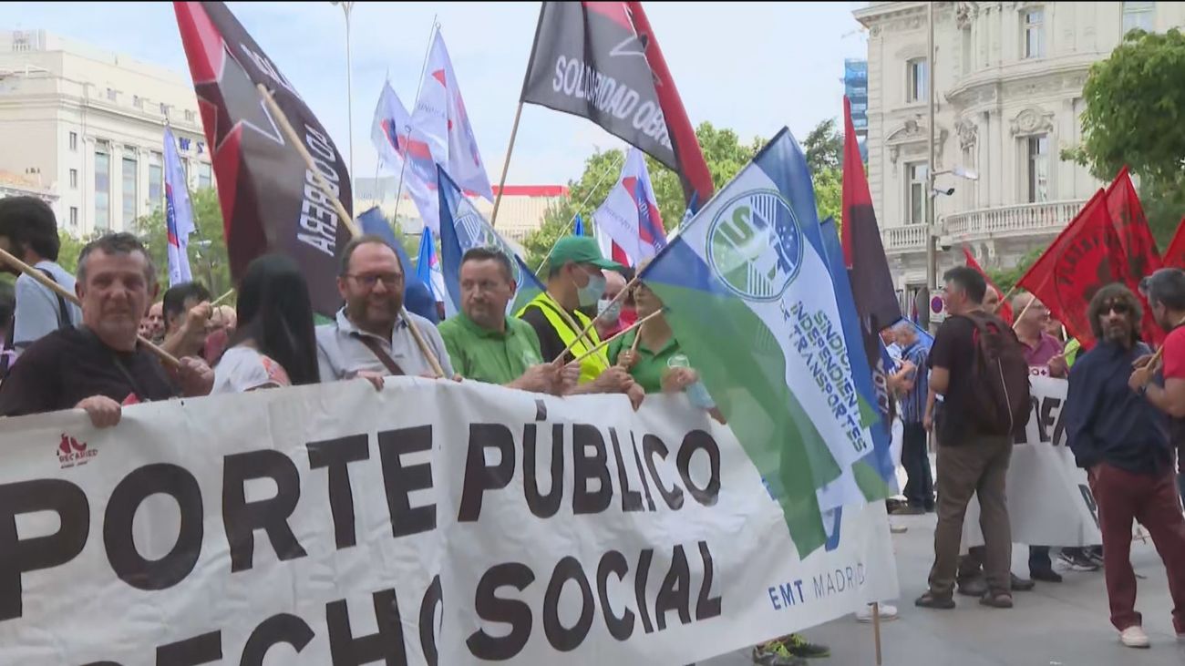 Trabajadores de Metro y EMT protestan frente al Ayuntamiento por los recortes en el transporte público