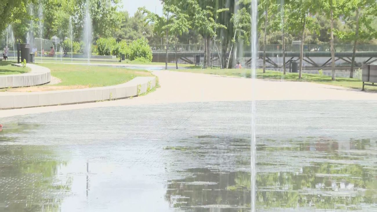 Los 'chorros' de la playas de Madrid Río, refugio ante las altas temperaturas en la capital