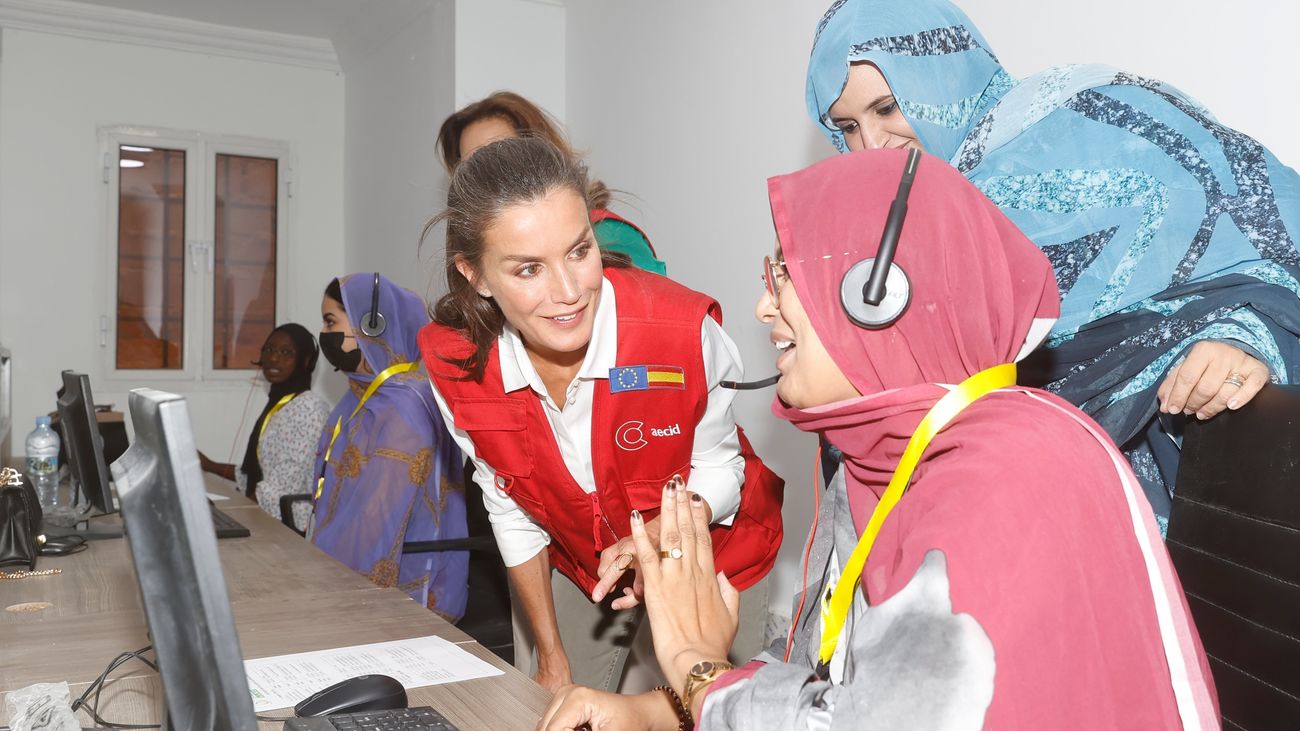 Doña Letizia visita un huerto creado en pleno desierto mauritano