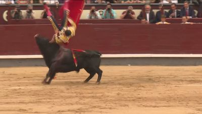 Cornada grave a Rafael González en Las Ventas ante el toro de su alternativa