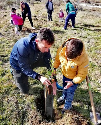 Adultos y niños durante una plantación de madroños en el mes de febrero / ENTORNO MEAQUES