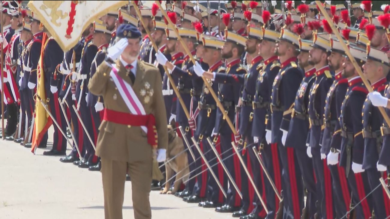 Felipe VI preside la jura de bandera de los nuevos miembros de la Guardia Real