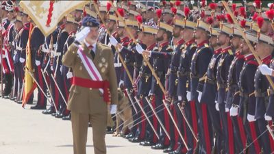 Felipe VI preside la jura de bandera de los nuevos miembros de la Guardia Real