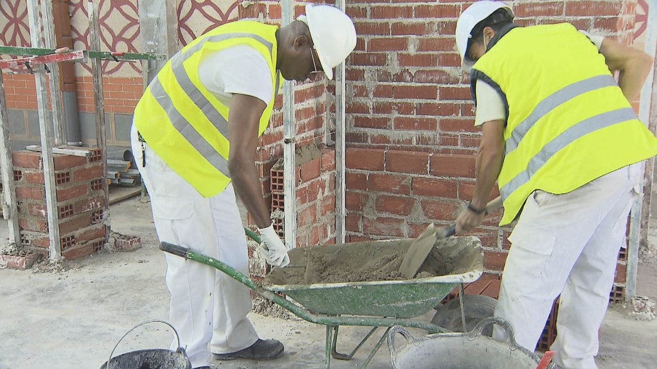 El Gobierno quiere regularizar a migrantes sin papeles que se formen en sectores con falta de trabajadores