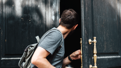 Okupan la casa de una anciana de 97 años mientras está en la residencia en Colmenar Viejo