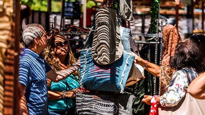 Las Rozas viaja a los 60 con su 'mercado hippie'