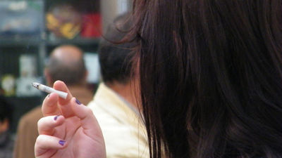 La Sociedad Española de Neumología pide que se prohíba fumar en espacios públicos abiertos