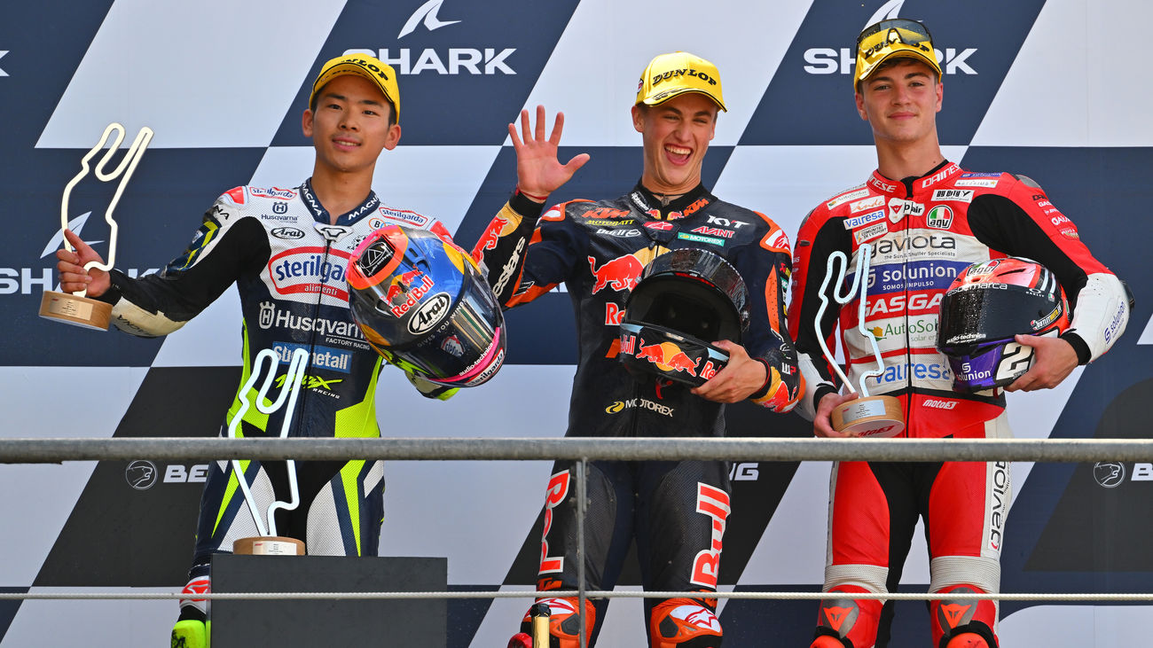 Izan Guevara (en el centro)