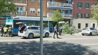 Un autobús de la EMT se empotra en un edificio en la avenida General Ricardos de Madrid