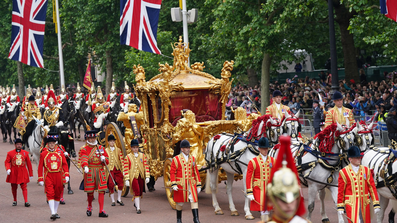 Fiesta en la calle y un gran desfile para honrar a Isabel II