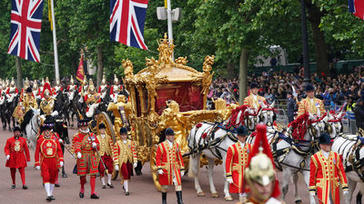 Fiesta en la calle y un gran desfile para honrar a Isabel II