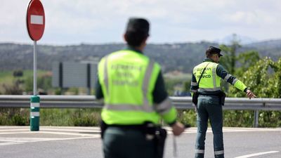 Un coche con ocho personas se despeña por un desnivel tras saltarse control en Granada