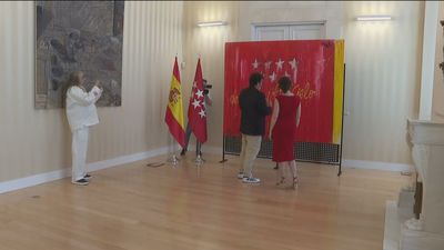 Domingo Zapata dona un cuadro a la Comunidad de Madrid