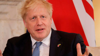 Boris Johnson salva la moción de censura interna con una exigua mayoría