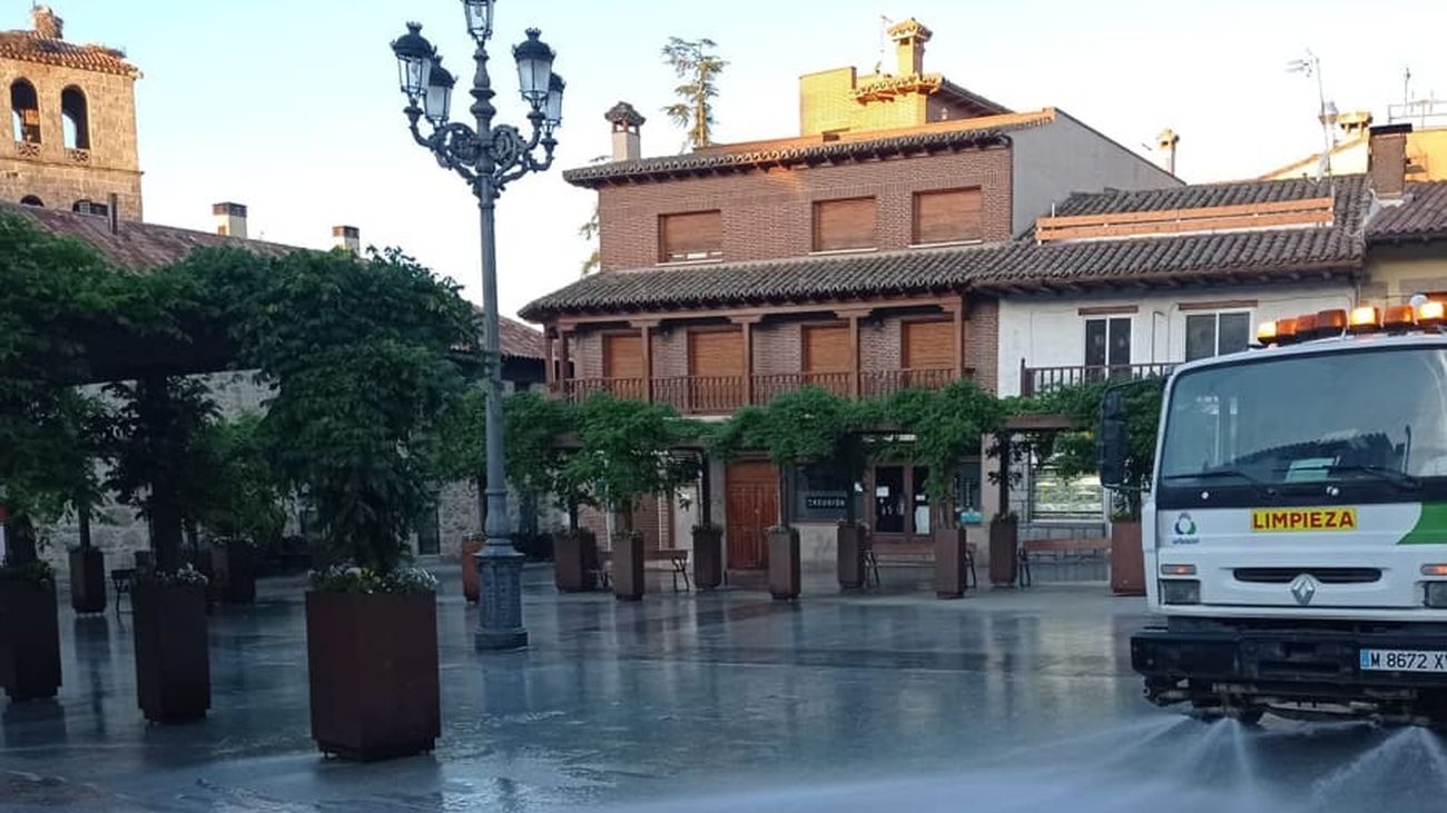 Baldeo de la plaza principal de Manzanares El Real