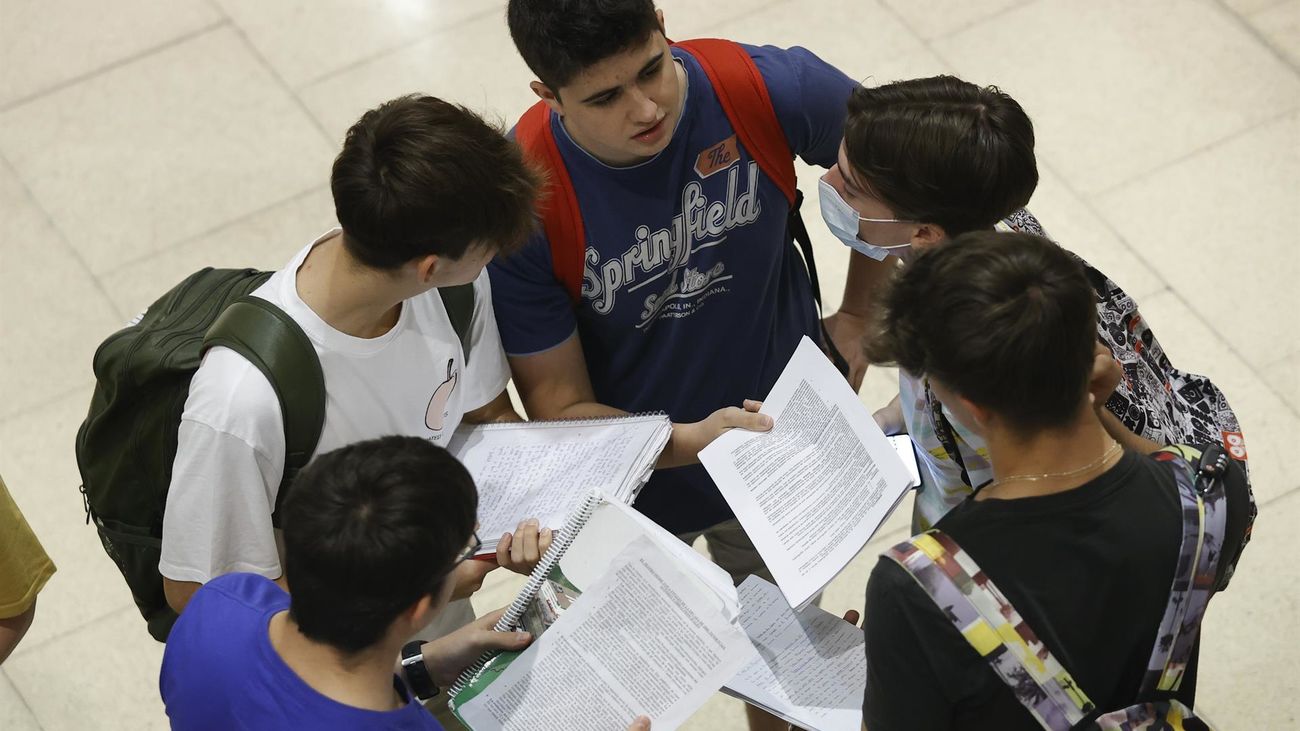 Varios estudiantes se enfrentan al examen de la EvAU