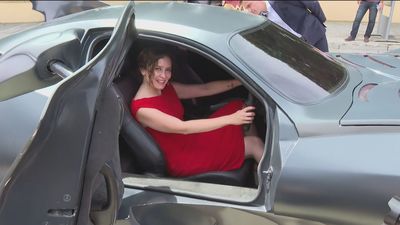 El Parque Warner cumple 20 años y Ayuso no se resiste a probar el Batmóvil