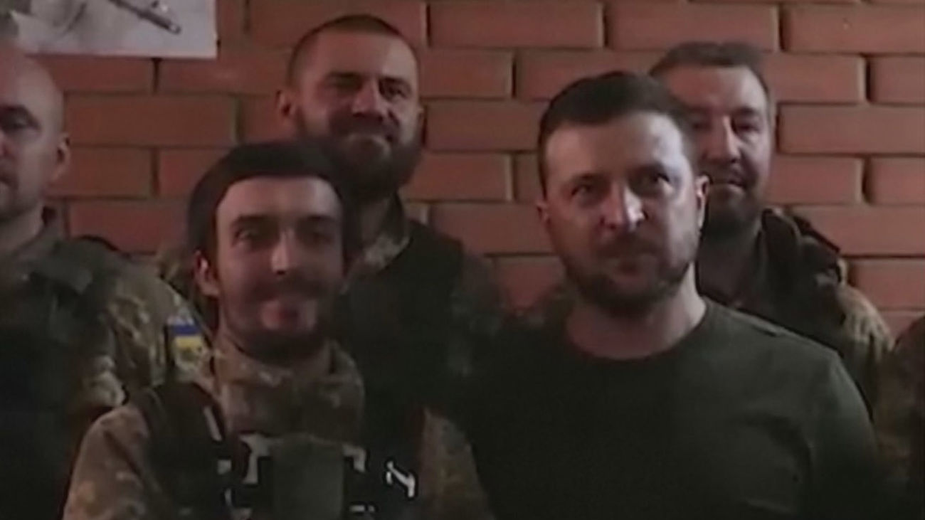 Zelenski visita el frente de guerra en el Donbás mientras las fuerzas ucranianas se atrincheran en Severodonetsk