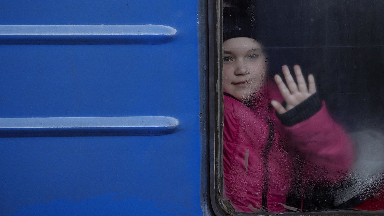 Una niña abandona Ucrania