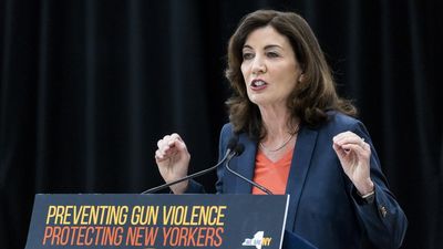 Nueva York aumenta de 18 a 21 años la edad para comprar un rifle de asalto tras los últimos tiroteos