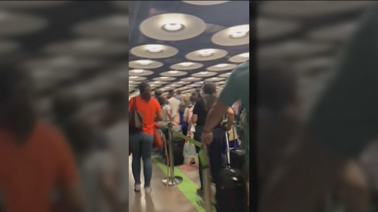 Interior anuncia que Barajas tendrá 200 policías más, mientras continúan las colas en los controles de pasaportes