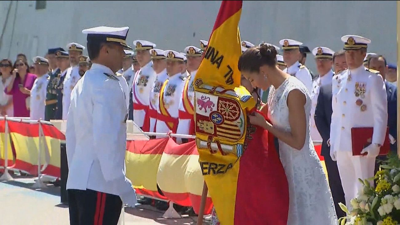 La Reina amadrina la entrega de la bandera nacional a la Fuerza de Guerra Naval