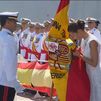 La Reina amadrina la entrega de la bandera nacional a la Fuerza de Guerra Naval