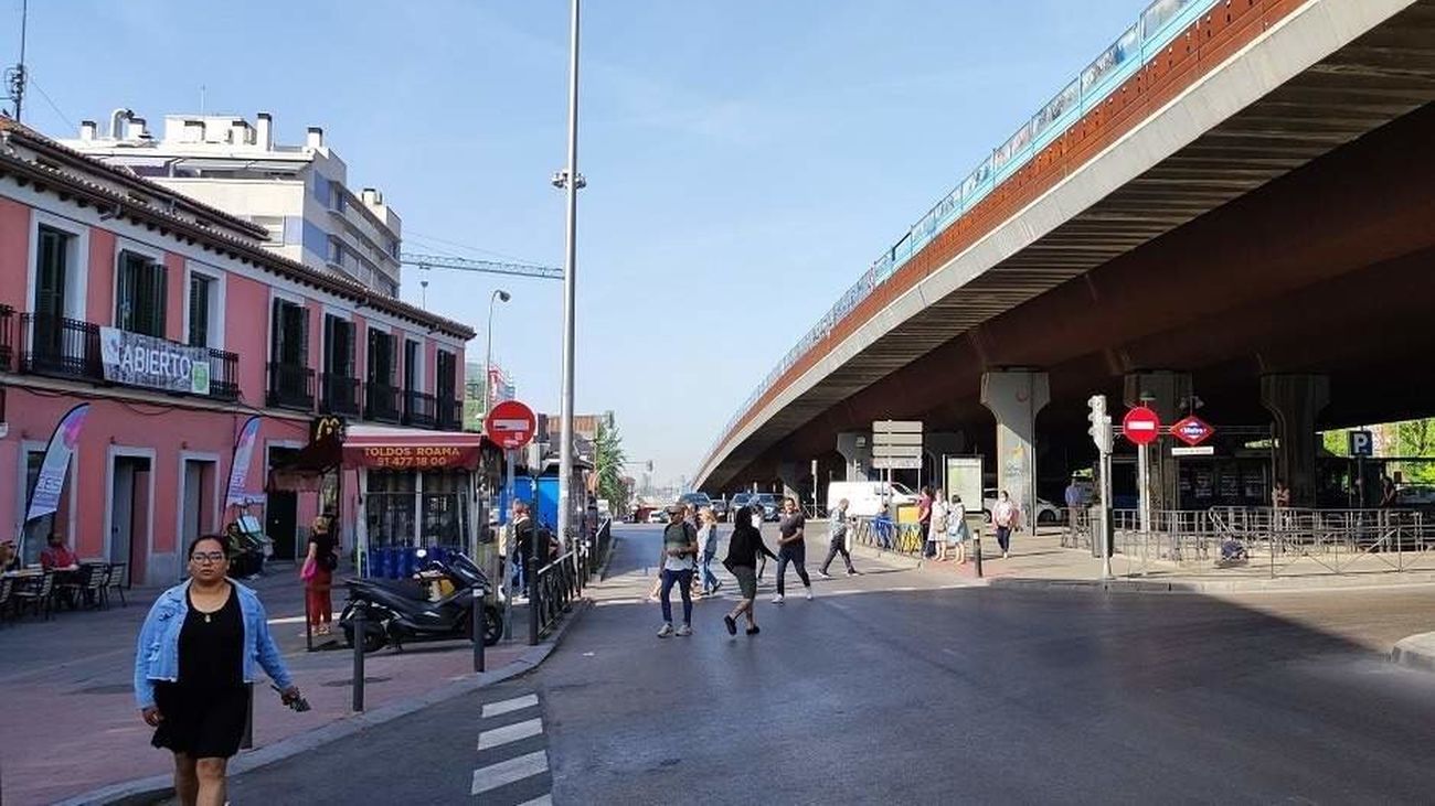 Fiesta y protesta en Vallecas para  'tirar' el scalextric de la M-30