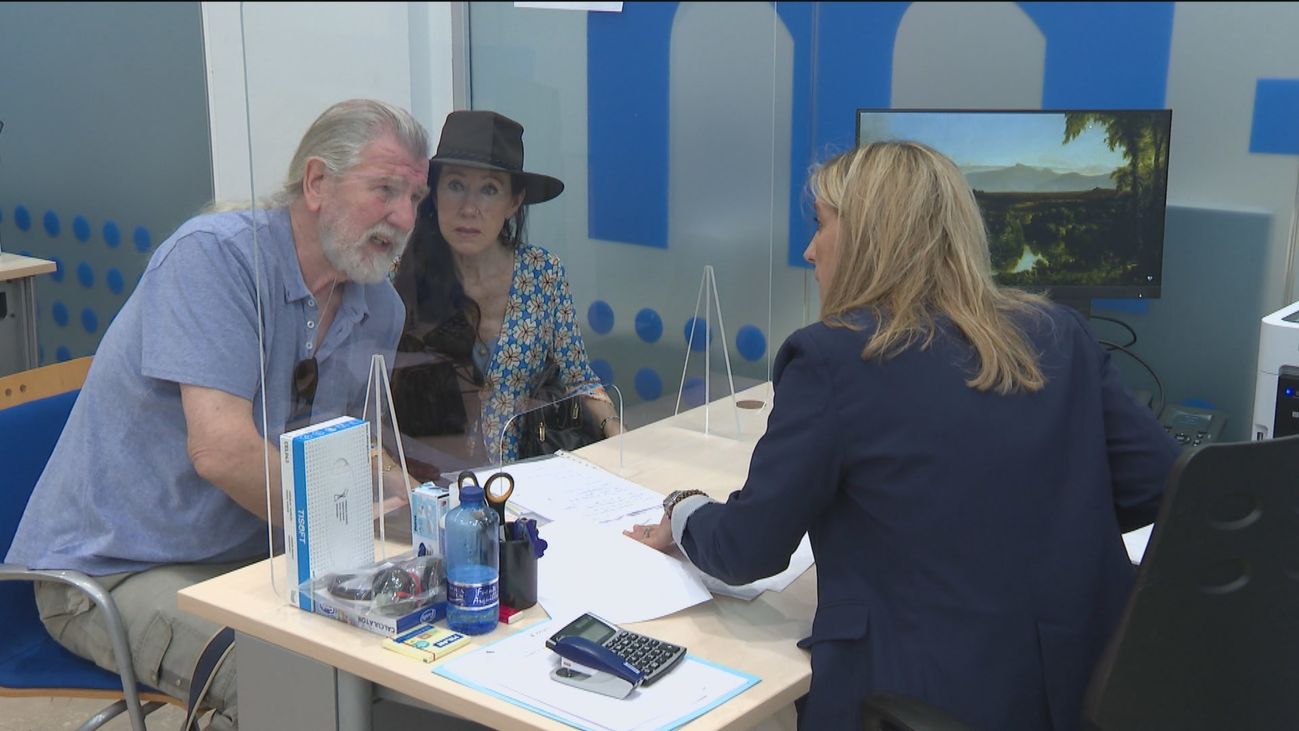 Dos mayores presentan su declaración de la Renta en un oficina municipal de Madrid