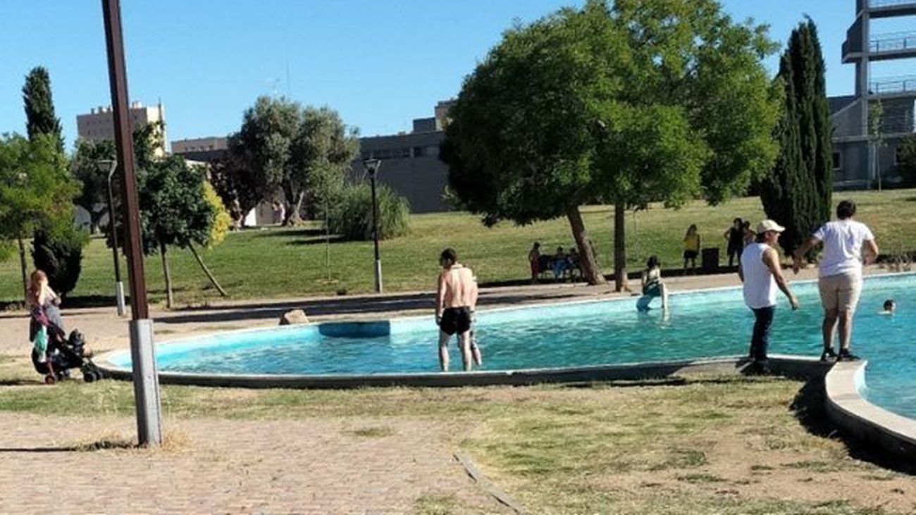 Baños ilegales de decenas de personas en una fuente pública de Alcorcón