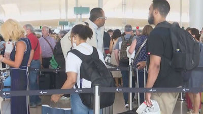 Siguen las colas en los aeropuertos y los sindicatos policiales ven insuficientes los efectivos destinados por Interior