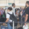 Siguen las colas en los aeropuertos y los sindicatos policiales ven insuficientes los efectivos destinados por Interior