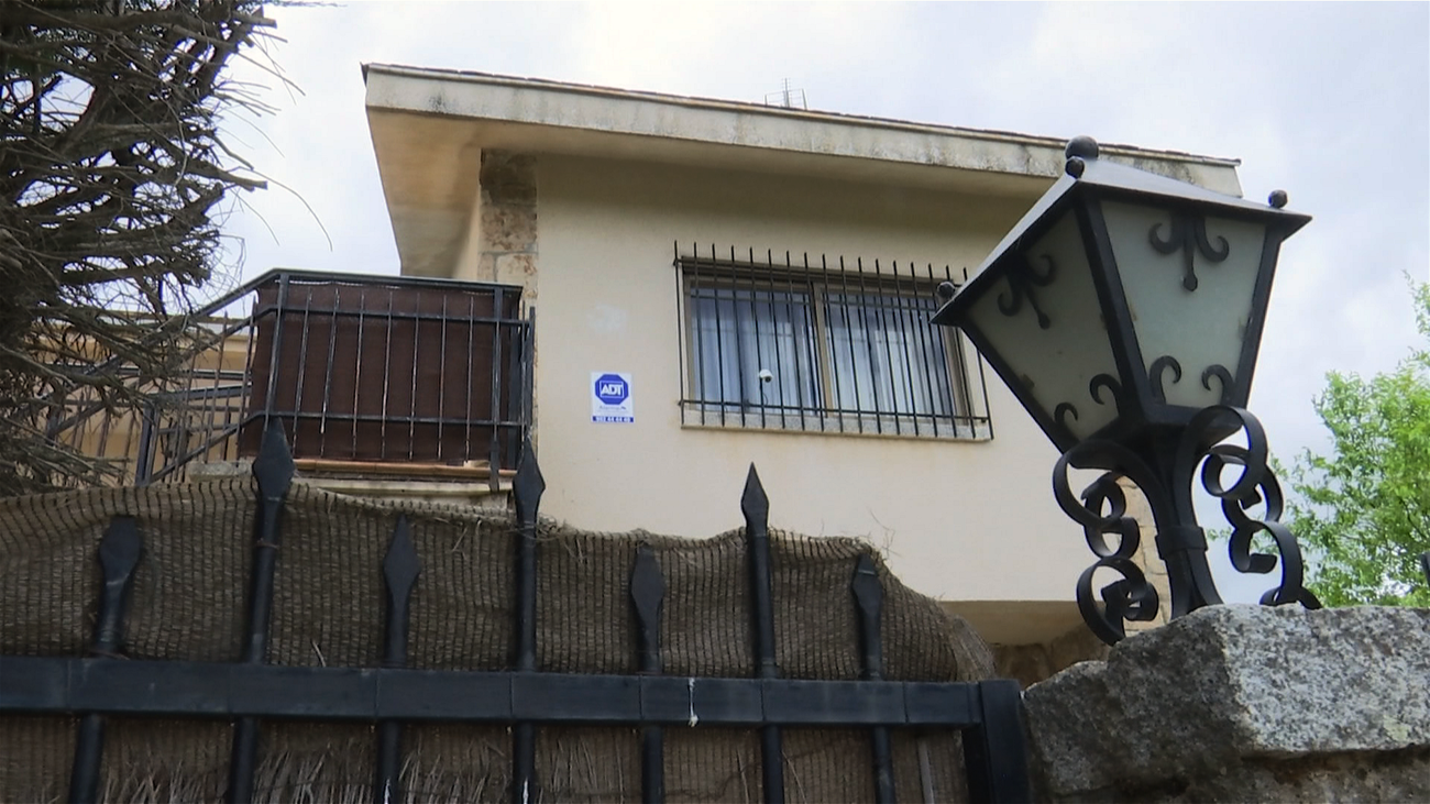 Pide recuperar su casa okupada de Colmenar Viejo en la puerta de los juzgados