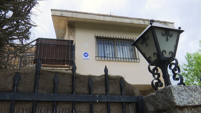 Pide recuperar su casa okupada de Colmenar Viejo en la puerta de los juzgados