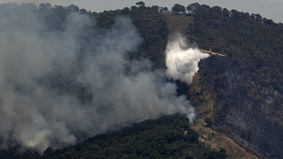 Los bomberos estabilizan el incendio de Sierra Bermeja pero aún no está controlado