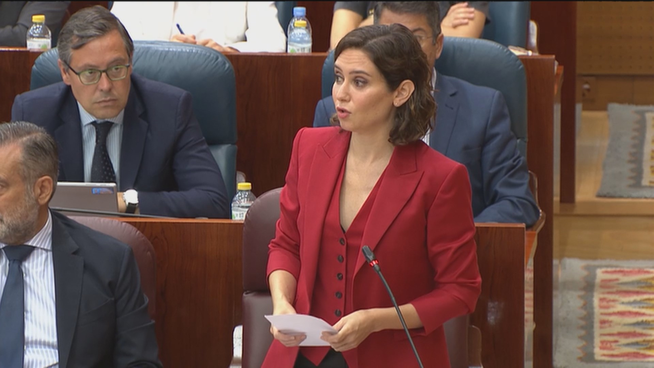 Ayuso acusa a la izquierda de "evitar que se estudie Cervantes o querer cambiar el Derecho Romano por el derecho a la ocupación"