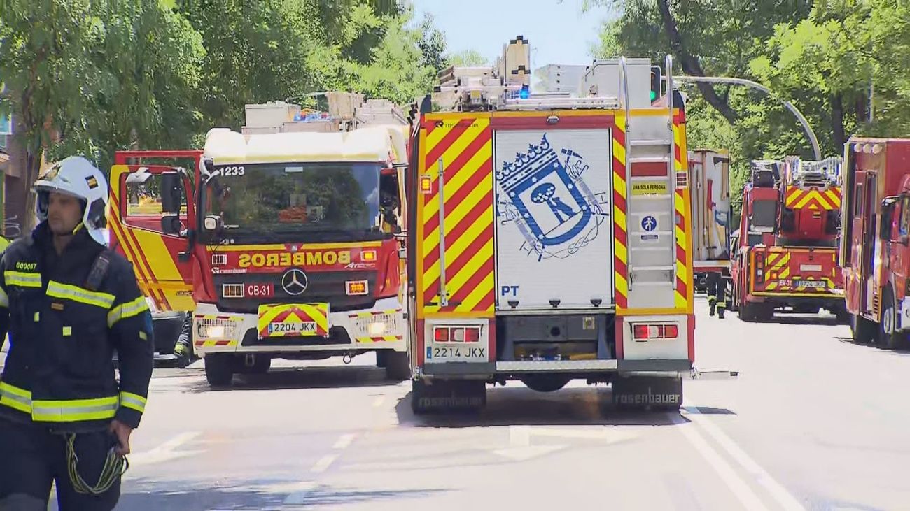 Una mujer intoxicada grave por humo en un incendio en el paseo Imperial de Madrid