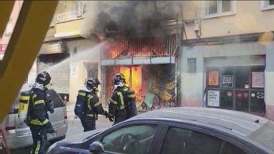 Arde un antiguo taller de automóviles en Usera, con varios heridos