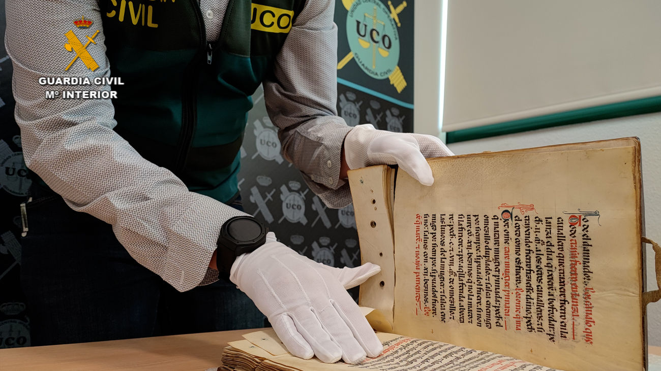 La Guardia Civil recupera un códice del siglo XIII desaparecido durante la Guerra Civil