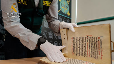 La Guardia Civil recupera un códice del siglo XIII desaparecido durante la Guerra Civil