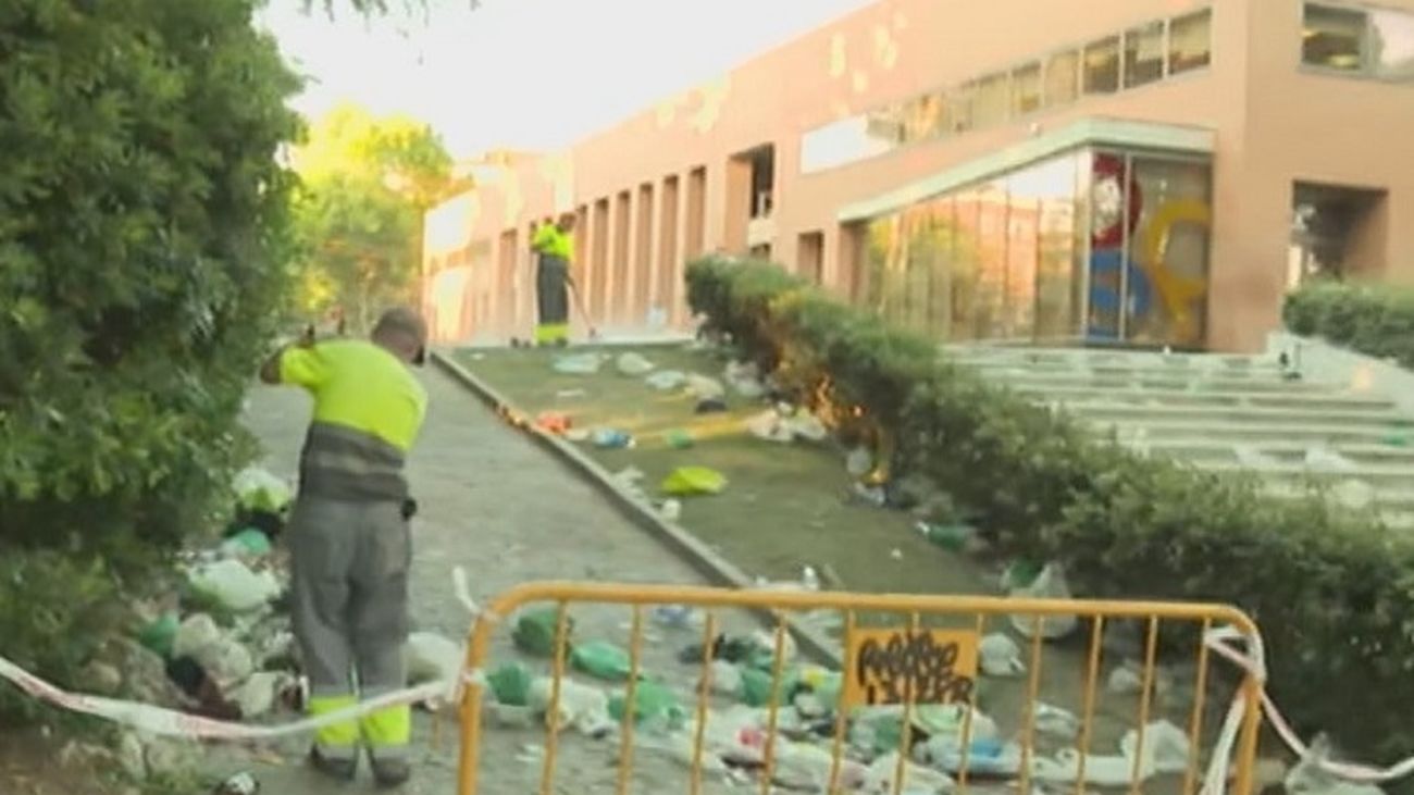 Ciudad Universitaria amanece con los restos del macrobotellón tras la EvAU