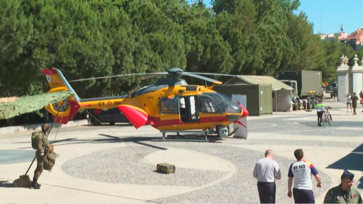 Un helicóptero EC-135 forma parte de la exhibición de las Fuerzas Armadas en Madrid Río (10 de junio de 2022) / Telemadrid.es