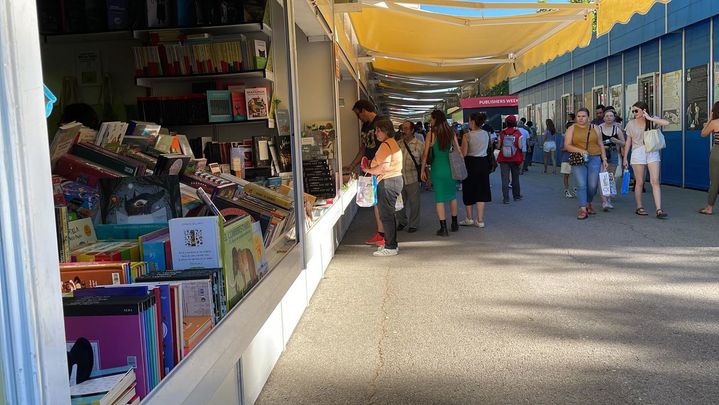 Gente en la Feria del Libro el pasado jueves / MARTA ZÚÑIGA