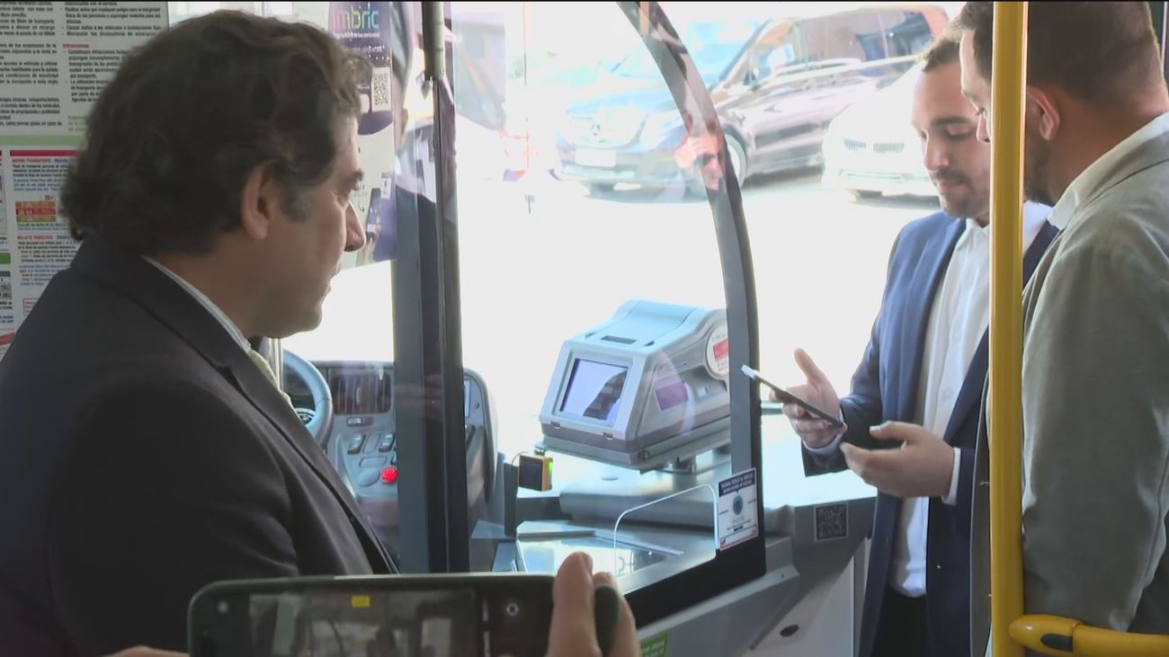 En Valdemoro ya pagan con el móvil en los autobuses de transporte público