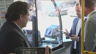 En Valdemoro ya pagan con el móvil en los autobuses de transporte público