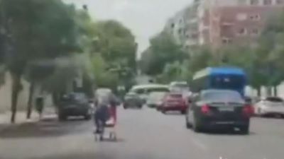 Se quedan de piedra al ver a un hombre sobre un carro de la compra bajando Serrano