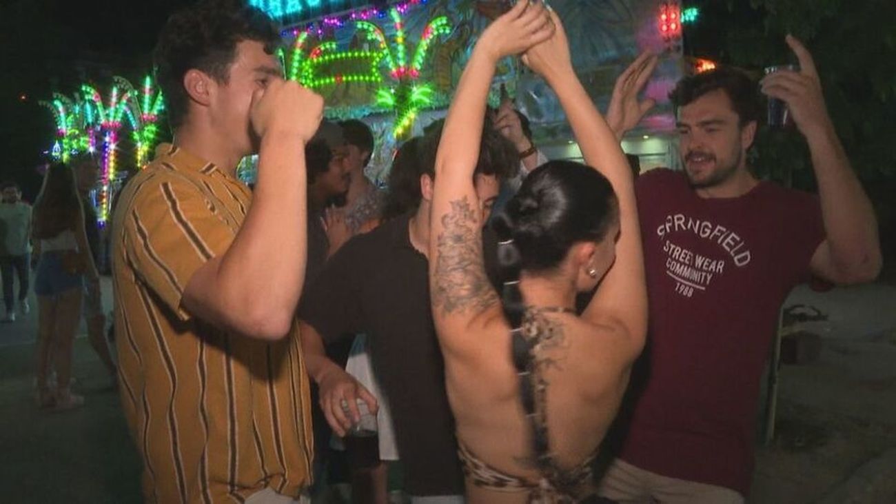Jóvenes bailan en las fiestas de San Antonio de la Florida, Madrid