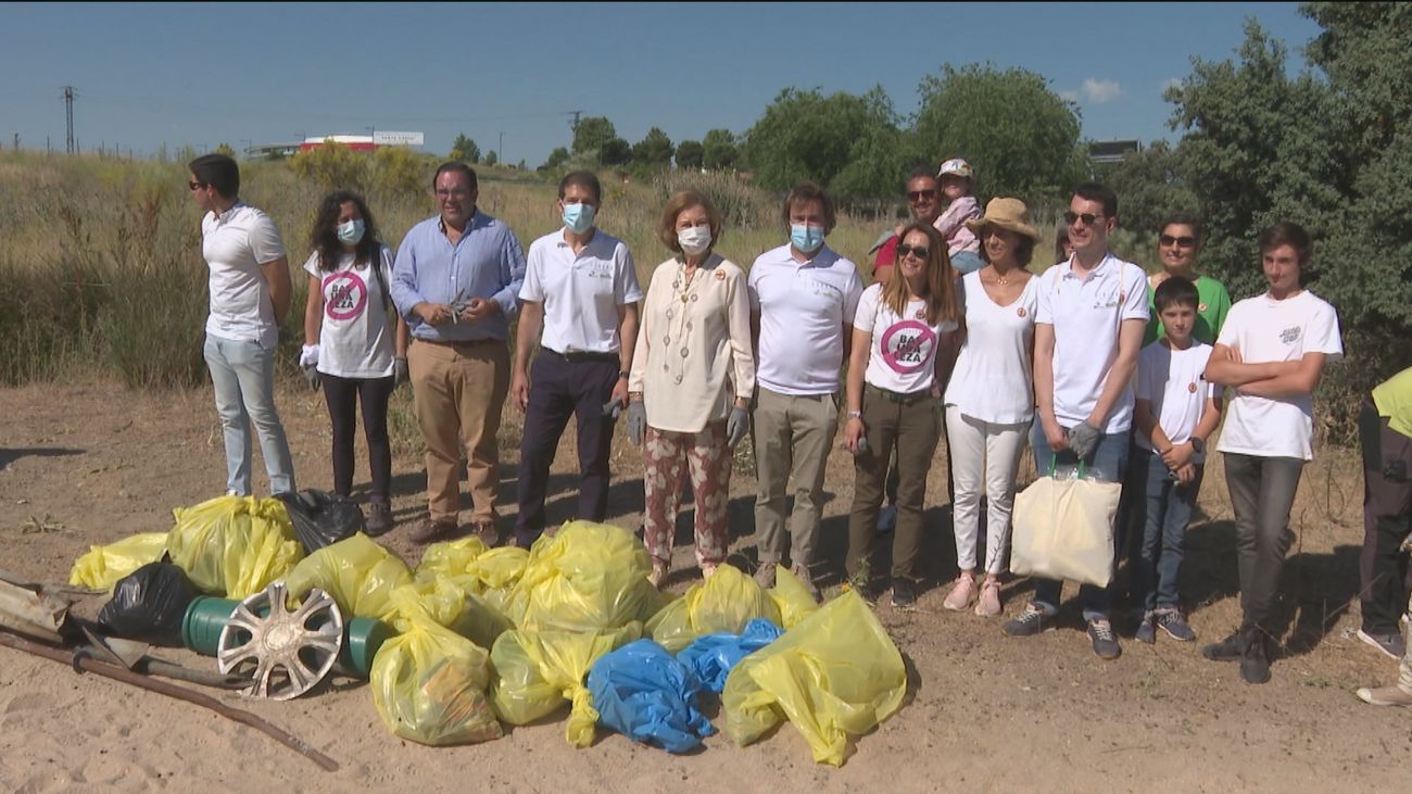 La reina Sofía recoge basura en Boadilla en su apoyo contra la 'basuraleza’